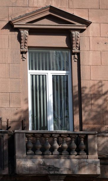 Kijów, Ukraina 10 czerwiec 2021: Fasada starego budynku z balkonem w centrum Kijowa - Zdjęcie, obraz