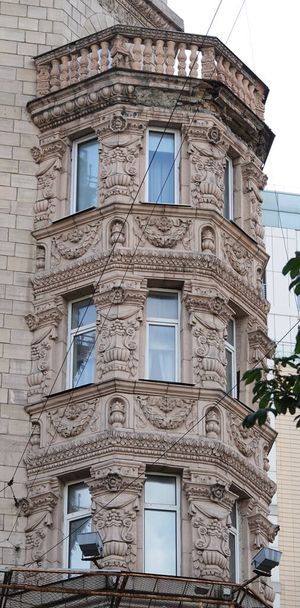 Kijów, Ukraina 10 lipiec 2021: Ozdobna fasada starożytnego budynku w centrum Kijowa - Zdjęcie, obraz