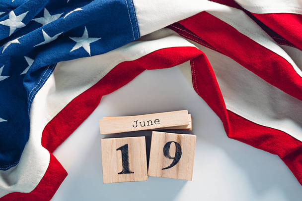 Симпатичный календарь из деревянных блоков с датой 19 июня. Концепция Дня национальной независимости - Фото, изображение