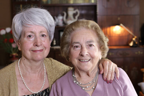 портрет двух зрелых женщин, проводящих время вместе дома - Фото, изображение