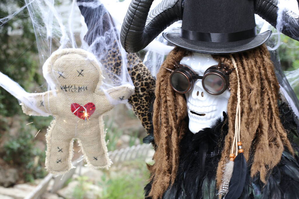 zbliżenie portret osoby w straszne Halloween maska gospodarstwa voodoo lalka - Zdjęcie, obraz