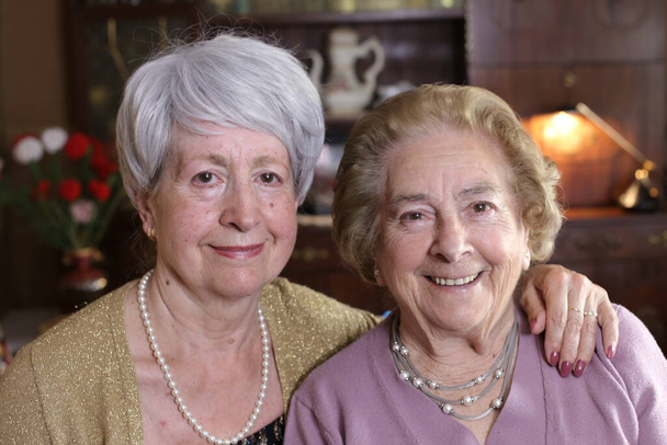 ritratto di due donne mature che trascorrono del tempo insieme a casa - Foto, immagini
