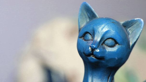 Скульптура маленького кота на коробке - Фото, изображение