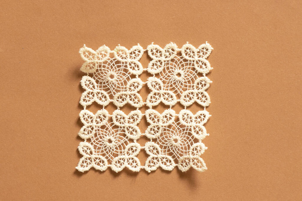 tricotado laço branco guardanapo mentiras em um fundo de papel colorido, guardanapo de malha - Foto, Imagem