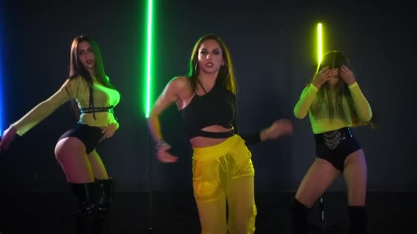 сексуальный танец трио молодых танцовщиц в студии - Кадры, видео