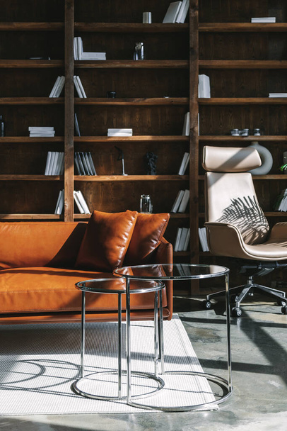 Sofá de couro marrom na moderna sala de estar - Foto, Imagem