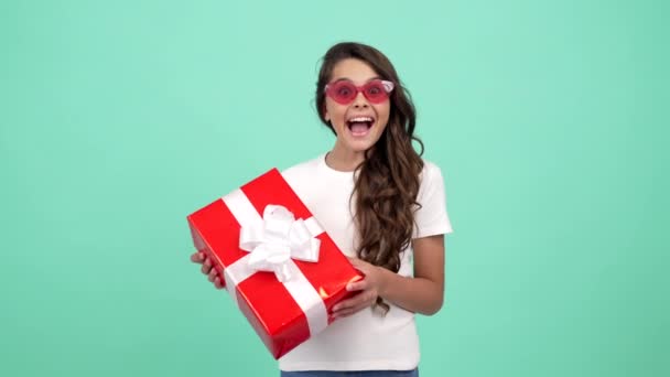 surprised id in sunglasses hold gift box purchase after shopping sale, boxing day - Footage, Video