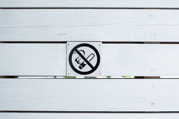 Panneau non fumeur sur une clôture en bois blanc. - Photo, image