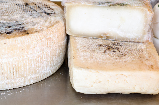 Los quesos sobre el escritorio del mercado en italia
 - Foto, imagen
