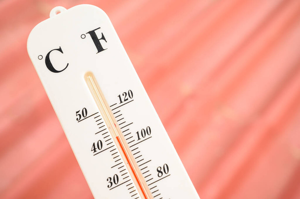 Zbliżenie wskaźnika w termometrze pokazujące temperaturę 40 stopni Celsjusza (oznacza bardzo gorąco). Termometr jest przyrządem do pomiaru temperatury poprzez odczyt widocznej skali oznaczonej na rtęci. - Zdjęcie, obraz