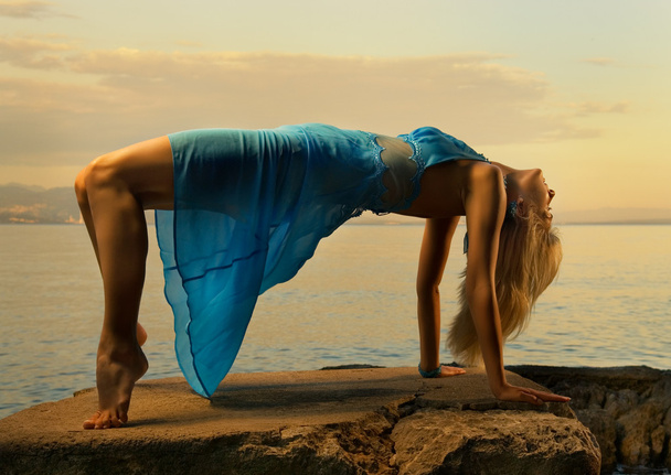 Sexy joven de pie en pose apasionada cerca del océano
 - Foto, imagen