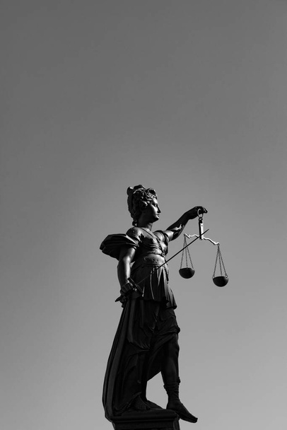 Леди правосудие с мечом и весы символизирует справедливость - Фото, изображение