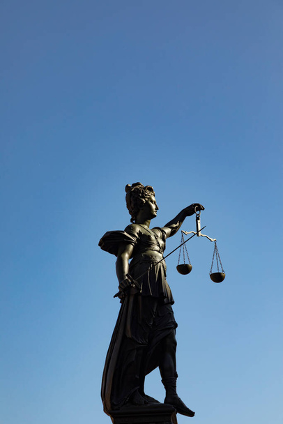 Κυρία δικαιοσύνη με σπαθί και κλίμακα συμβολίζει τη δικαιοσύνη - Φωτογραφία, εικόνα