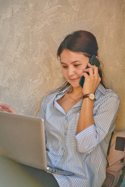 Mulher asiática falando no telefone e trabalhando no laptop - Foto, Imagem