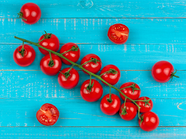 Cherry tomatoes on wooden background - Foto, afbeelding