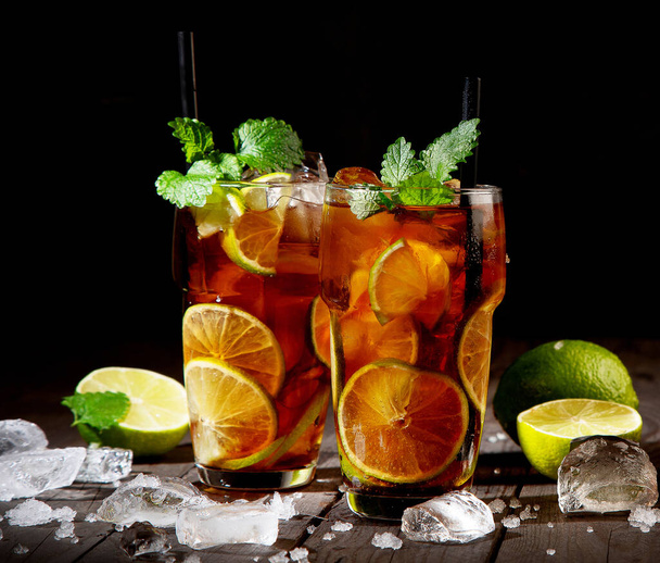 Fresh made longdrink Cuba libre cocktail on dark background. Front view, Copy space, panorama, banner - Fotoğraf, Görsel