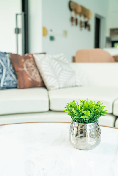 plant in vase decoration on table in living room - Foto, imagen