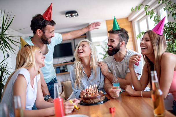 Groupe d'amis célébrant l'anniversaire à la maison.Personnes, célébration, concept amusant et style de vie. - Photo, image