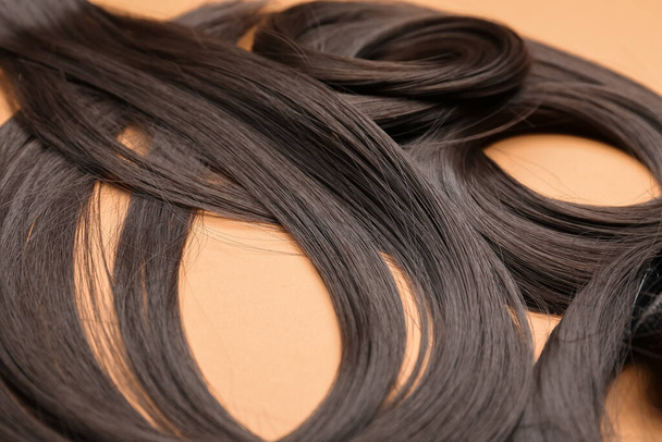 Strähnen von braunen Haaren auf farbigem Hintergrund - Foto, Bild