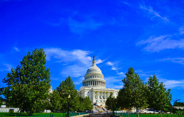 A fehér főváros épület kupola, zöld fák és kék ég.Híres épületek Washington, D.C., USA október 2016. - Fotó, kép