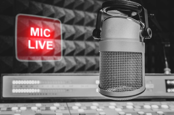 Професійний мікрофон у студії радіостанції та на ефірному знаку
 - Фото, зображення
