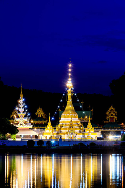 Нічне світло і вода віддзеркалюють Ват Чонгкланг - Ват Чонкхем, найулюбленіше місце для туристів в Мей Хонг, син Таїланду. Храм - це шен / бірманський архітектурний стиль - Фото, зображення