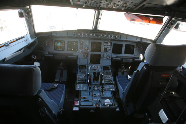 cockpit. cockpit de avião. vista do cockpit dentro do avião. Vista interior de instrumentos modernos no avião do cockpit. Vista interior de um avião. Avião Pilotos vista de dentro de seu avião.  - Foto, Imagem