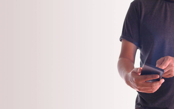 чоловік за допомогою руки тримає смартфон
 - Фото, зображення