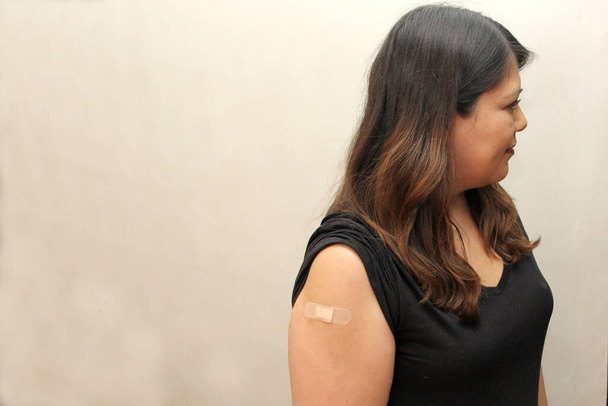 40-jarige Latijnse volwassen vrouw blij na toediening van het covid-19-vaccin - Foto, afbeelding