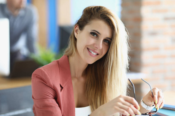 Portret uśmiechniętej blondynki bizneswoman w miejscu pracy - Zdjęcie, obraz
