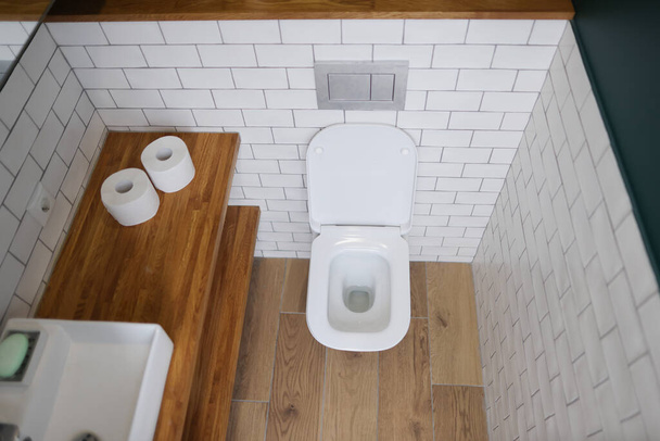 現代的なバスルームの屋内クローズアップでトイレのボウルストール - 写真・画像