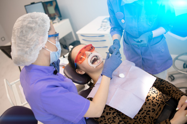 Bevestiging van het Damon Q beugelsysteem, Tandheelkunde, orthodontie - Foto, afbeelding