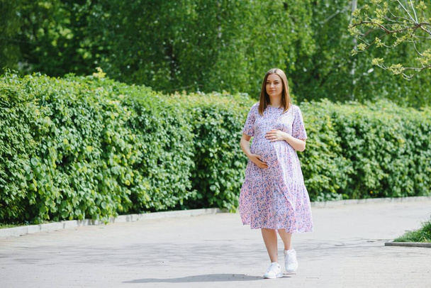 Pregnant woman resting in the park - Foto, imagen