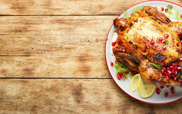 Huhn gebacken mit Granatapfel.Leckere aromatische Hühner.Platz für Text - Foto, Bild