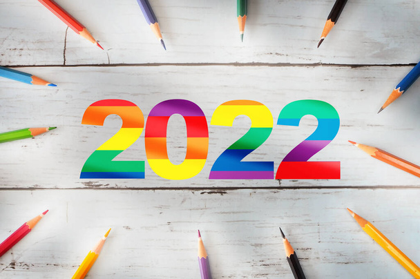 2022 renkli gökkuşağı kelime lgbtq eşitlik sembolü ahşap arka planda. Lezbiyen gey biseksüel transseksüel konsepti ve yeni yıl çeşitlilik özgürlüğü fikri - Fotoğraf, Görsel