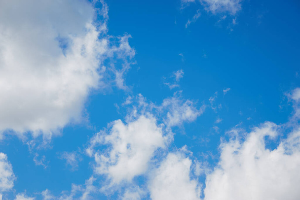 białe chmury na tle niebieskiego wiosennego nieba w słoneczny dzień - Zdjęcie, obraz