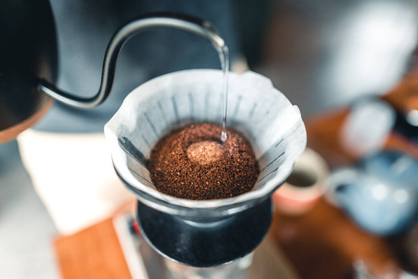 Profesionální barista připravuje kávu přes kávovar a kapací konvice - Fotografie, Obrázek