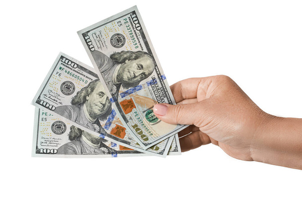 Naisen kädessä on kolme seteliä 100 dollarin setelirahaa valkoisella pohjalla. Yhdysvaltain dollari 100 seteli - Valokuva, kuva