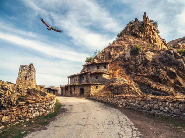 Paesaggio montano con antiche torri in pietra ed edifici etnici fatiscenti. Villaggio cinematografico. Daghestan. - Foto, immagini