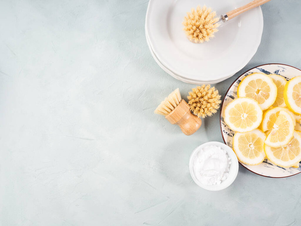 廃棄物ゼロプラスチックフリーディッシュハウス洗浄ブラシと自然洗浄製品レモンとベーキングソーダ - 写真・画像