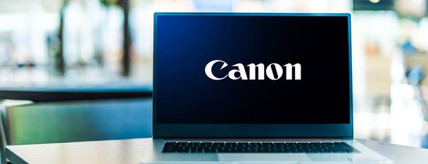 POZNAN, POL - SEP 23, 2020: Ноутбук компьютер с логотипом Canon Inc., японской транснациональной корпорации, специализирующейся на оптической, визуальной и промышленной продукции - Фото, изображение