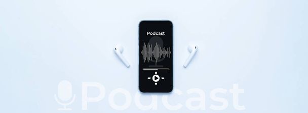 Podcast ses ekipmanı. Ses mikrofonu, ses kulaklığı, cep telefonu ekranında podcast uygulaması. Beyaz arkaplandaki ses kaydı. Canlı radyo oynatıcı model pankartı - Fotoğraf, Görsel