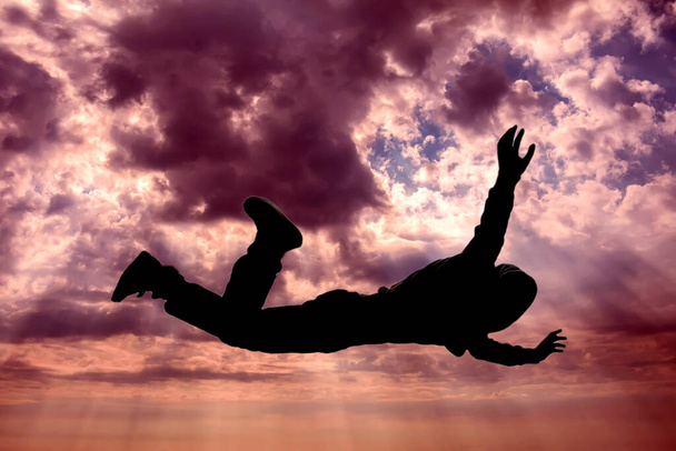 Una silueta de hombre volando en el cielo. Vida después de la muerte, misterio y sueño concepto - Foto, Imagen
