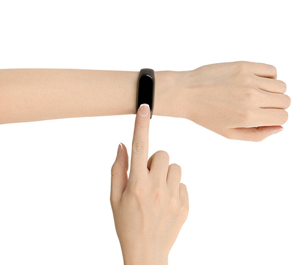 le mani femminili premono sul touch screen di un orologio intelligente. isolato su sfondo bianco. controllo fitness tracker - Foto, immagini