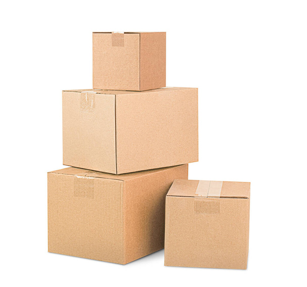 cuatro cajas de cartón apiladas en una pila sobre fondo blanco aislado - Foto, imagen