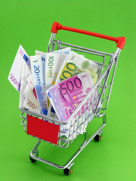 Euro valuta in un carrello della spesa su sfondo verde
 - Foto, immagini