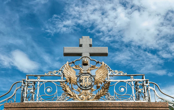 ウクライナのポルタヴァ- 2021年5月24日:ロシアのツァーリピーターの腕の石のクロスと青銅のコートは、 1709年のスウェーデンとのポルタヴァの戦いで死亡したロシアの兵士の墓の上に大きい - 写真・画像