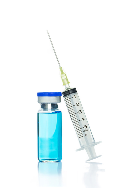 Medische spuit en blauwe ampul - Foto, afbeelding