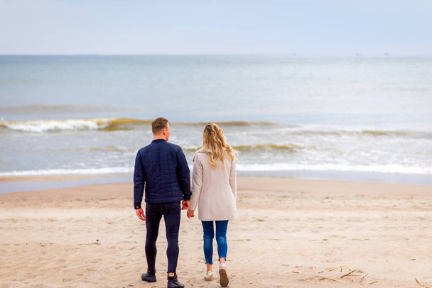 Couple aimant se détendre sur la plage de sable fin. Love concept vacation.Vue arrière.Printemps, vacances d'automne. - Photo, image
