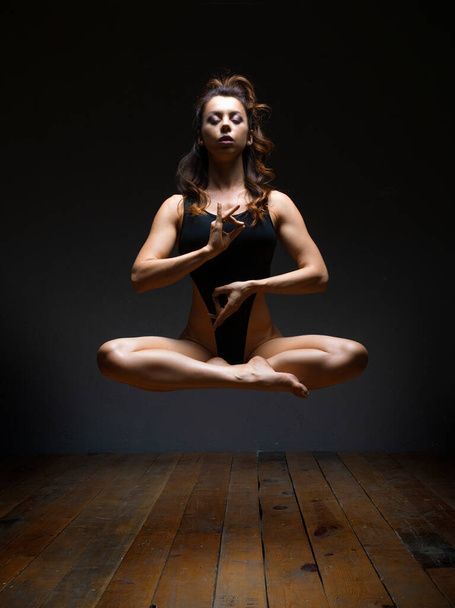 Levitación - foto vertical de una mujer en meditación. - Foto, imagen